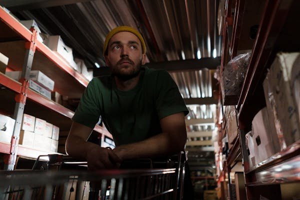 Vider vos espaces efficacement : les meilleures astuces de débarras